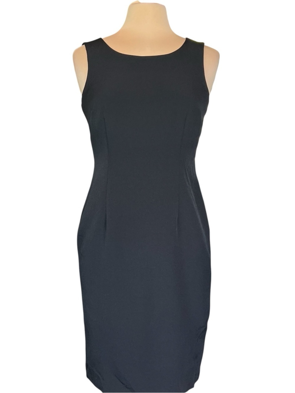 Le Suit Little Black Sheath Dress Size 4 Lined Sleeveless Vented Hem Church Work